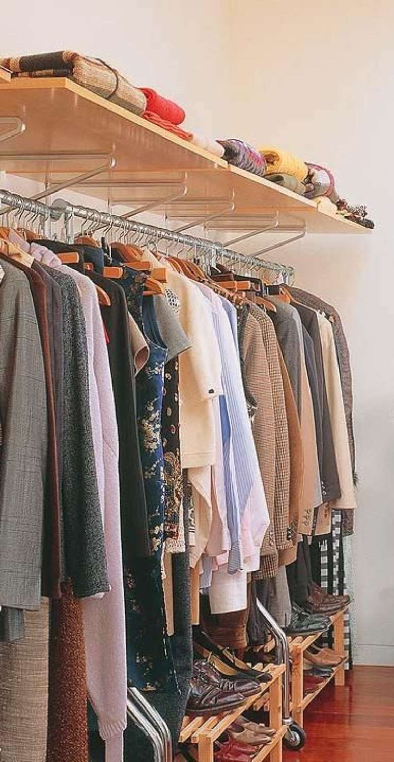 6. O closet aberto pode substituir o guarda-roupa de muitas formas. Foto: Arquitrecos