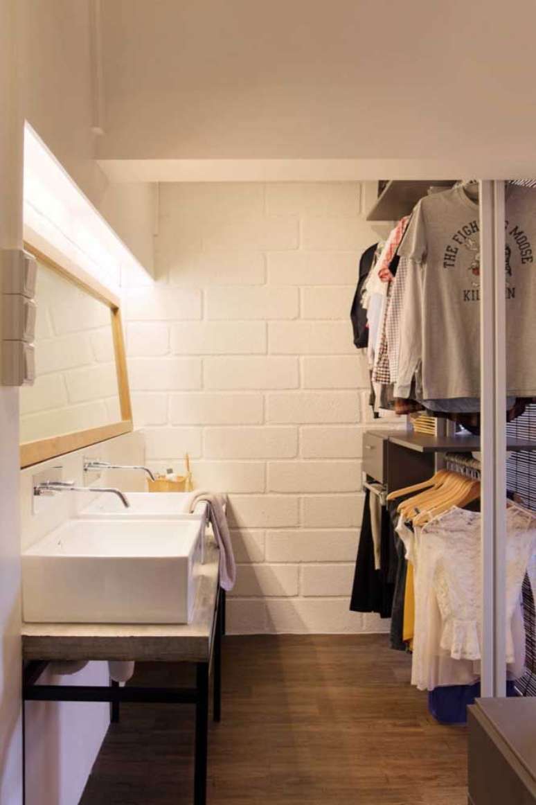 75. O closet aberto pode estar at&eacute; no seu lavabo. Foto: Decor F&aacute;cil