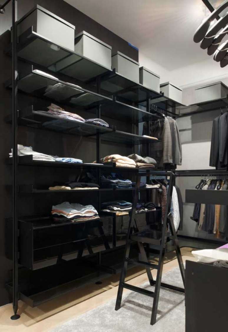 72. O preto deixa o closet aberto muito classudo. Foto: Decor F&aacute;cil