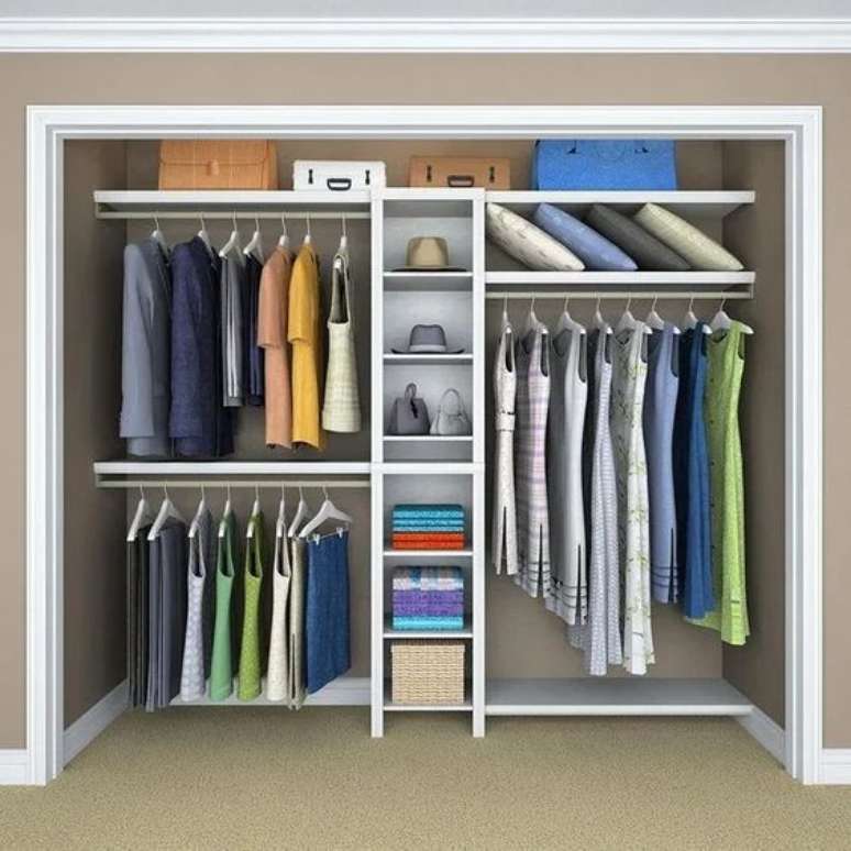 25. O closet aberto &eacute; ainda mais interessante quando est&aacute; embutido na parede. Foto: Blog Anisa