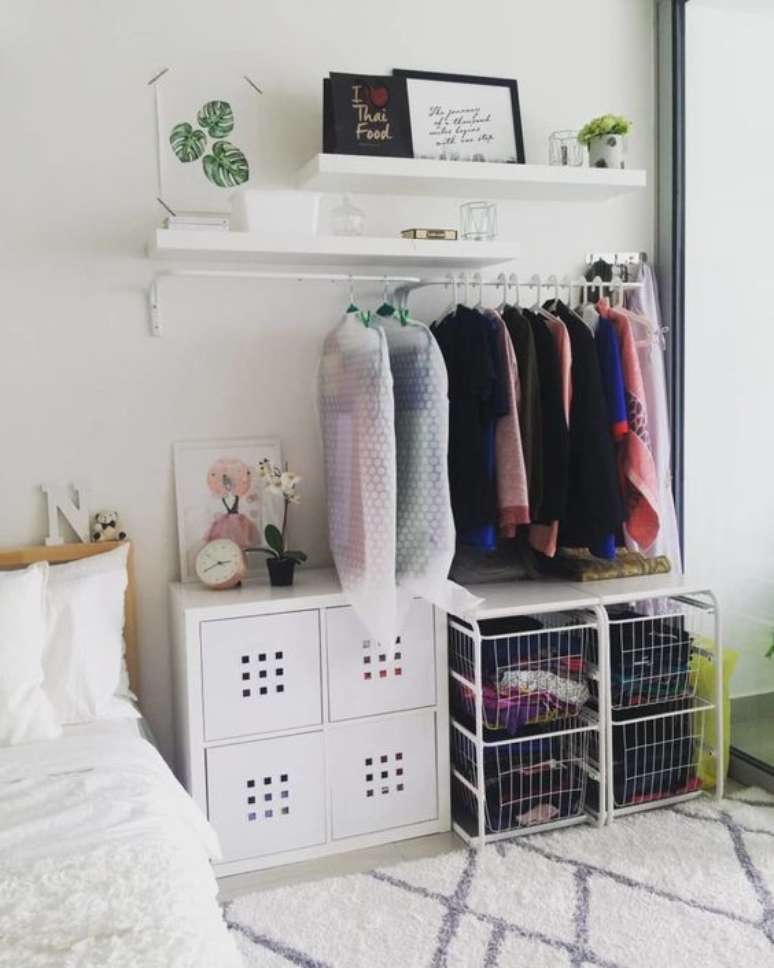 38. Voc&ecirc; pode fazer um closet aberto com poucos elementos. Foto: Tua Casa