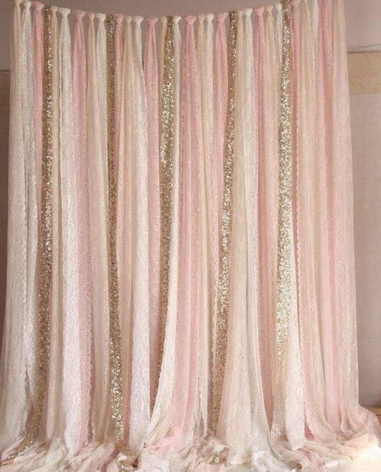 43. Cortina de papel crepom rosa e dourado – Por: Pinterest