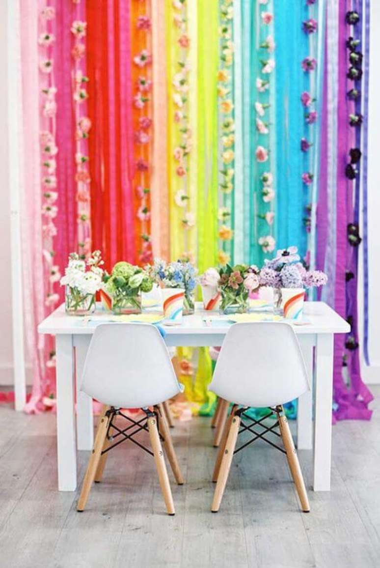 44. Cortina de papel crepom colorido para combinar com a decora&ccedil;&atilde;o neutra &ndash; Por: Ideias Decor