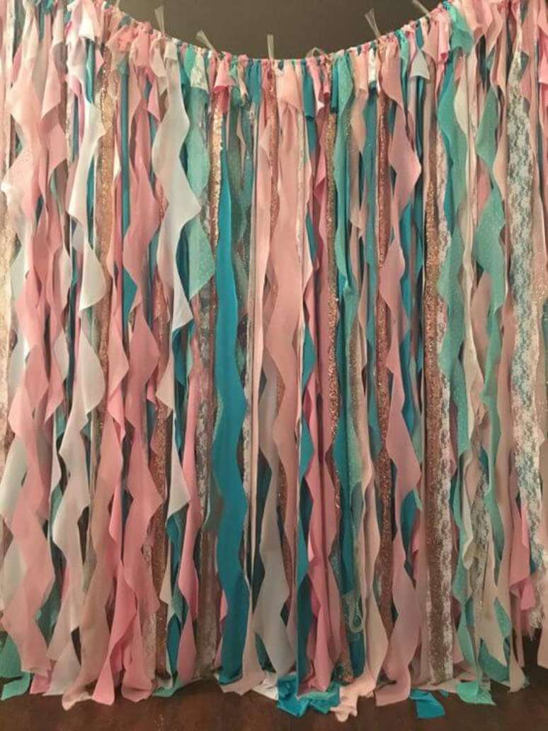 46. Cortina de papel colorido para decorar a festa de anivers&aacute;rio &ndash; Por: Etsy