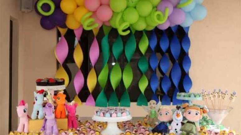 49. Cortina de papel crepom enrolado para festa de unicórnios – Por: Como fazer artesanato