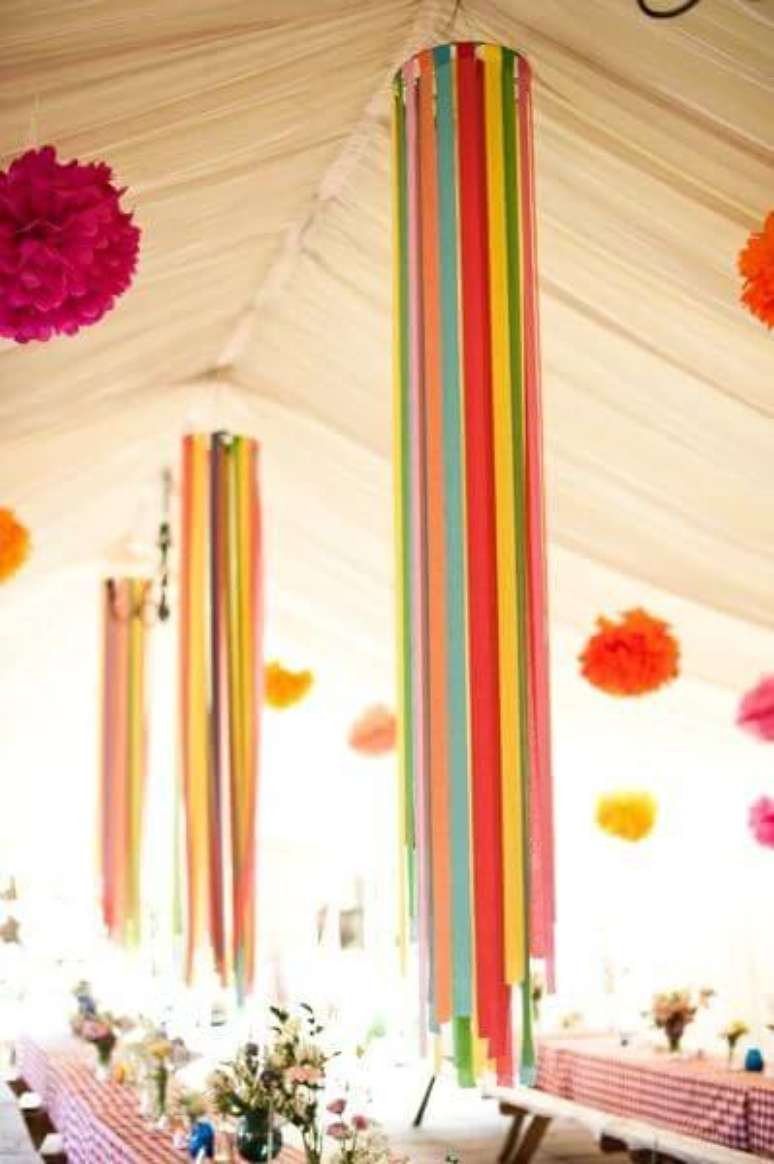 56. A cortina de papel crepom colorida causa um lindo efeito na decoração – Por: Pinterest