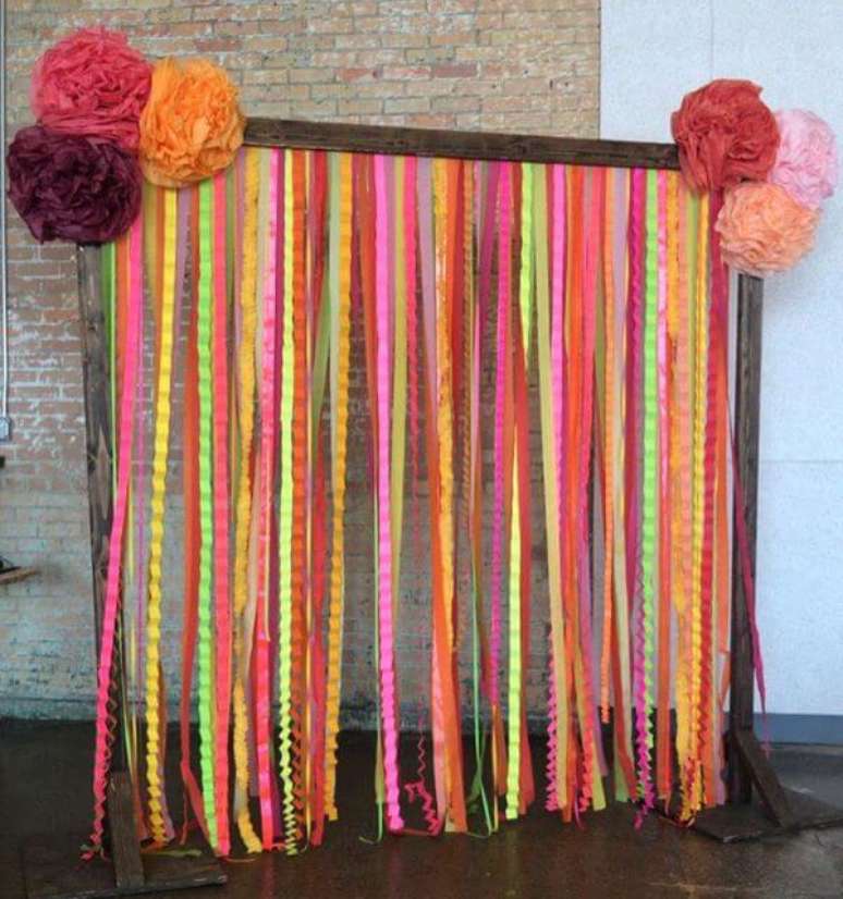 57. Use a cortina de papel crepom colorida como cen&aacute;rio para fotos lindas &ndash; Por: Tua Casa