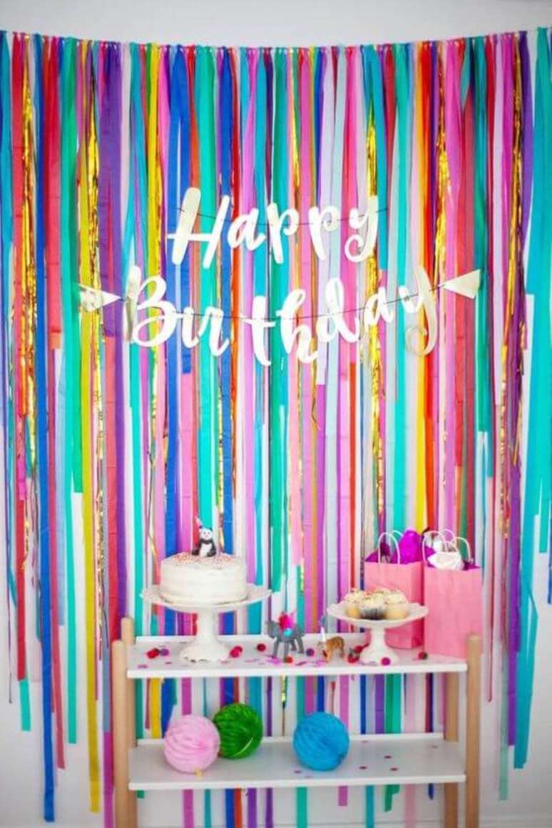 59. Cortina de papel crepom colorido para festa de aniversário simples – Por: Etsy