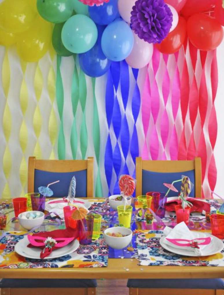 61. Cortina de papel crepom colorido com bal&otilde;es para decorar a casa &ndash; Por: Pinterest