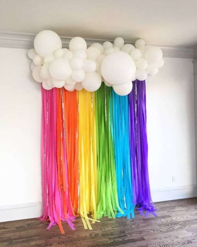 58. Cortina de papel crepom colorido com balões brancos imitando nuvens – Por: Pinterest