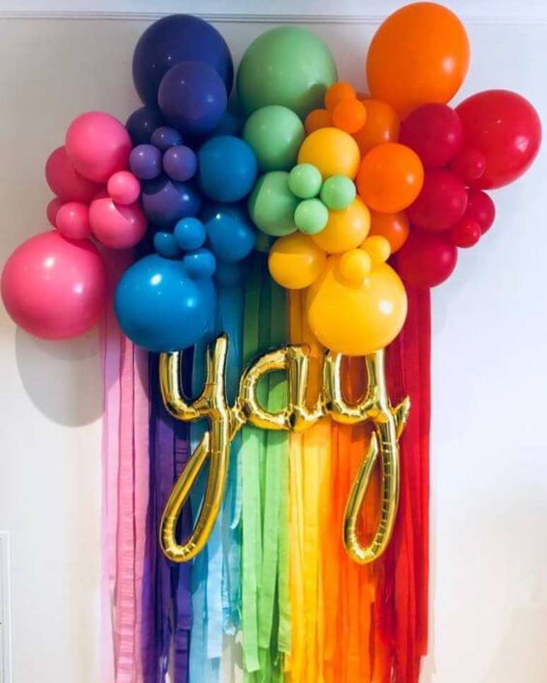 63. Cortina de papel crepom com balões coloridos – Por: Pinterest
