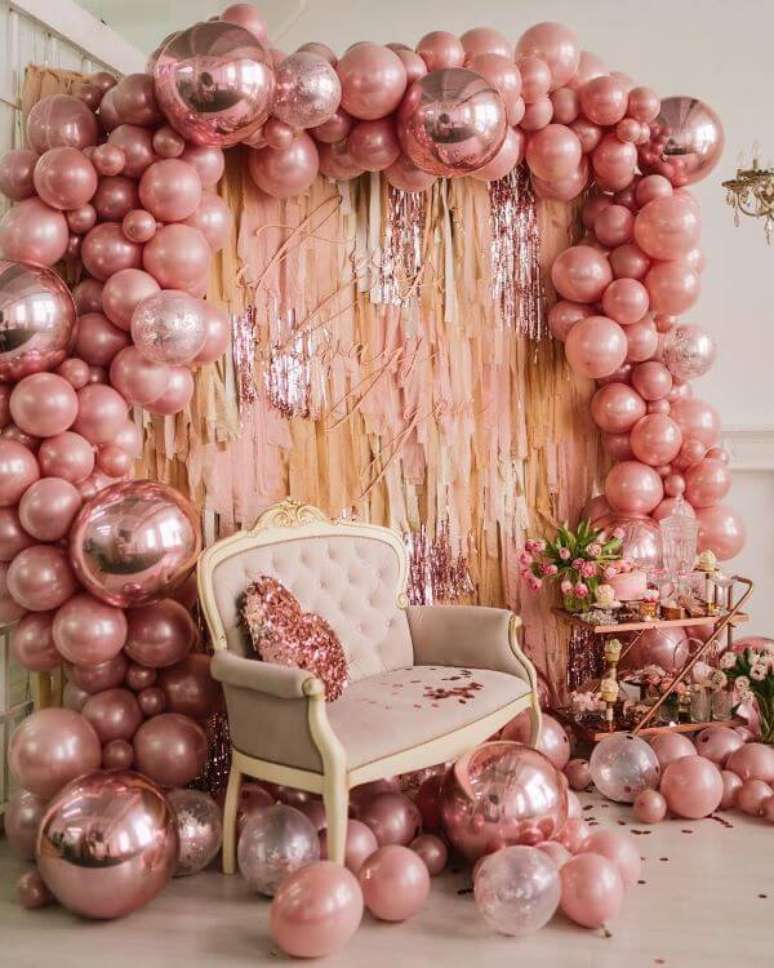 66. Use o balão metalizado para enriquecer a cortina de papel crepom rosa – Por: Pinterest