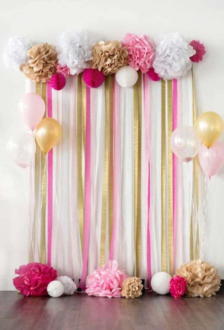 2. Cortina de papel crepom rosa com fitas em dourado para destacar – Por: Decor Facil