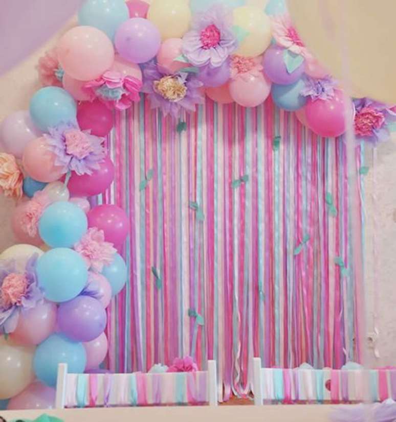 70. Cortina de papel crepom rosa e lilás adornada com balões – Por: Pinterest