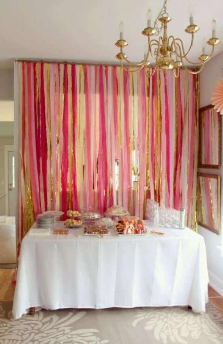 7. Cortina de papel crepom rosa com dourado para a mesa de guloseimas – Por: Gulnzti