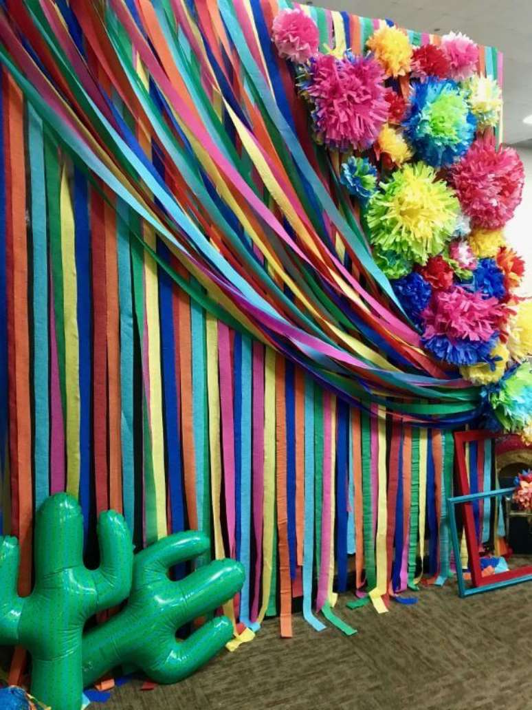 11. Cortina de papel crepom colorida para decoração de aniversário alegre e colorida – Por: Pinterest