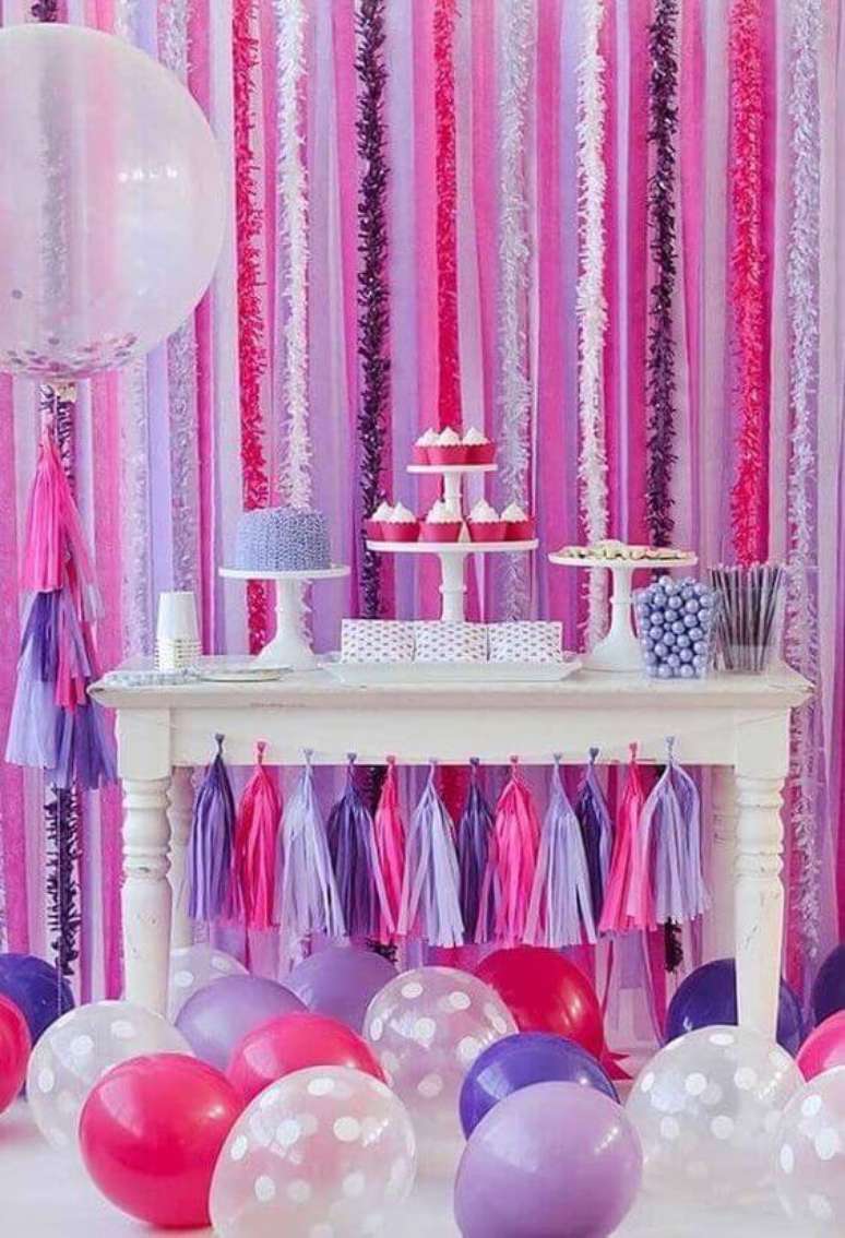 14. A cortina de papel crepom rosa e lilás é linda para ter doces – Por: Revista VD
