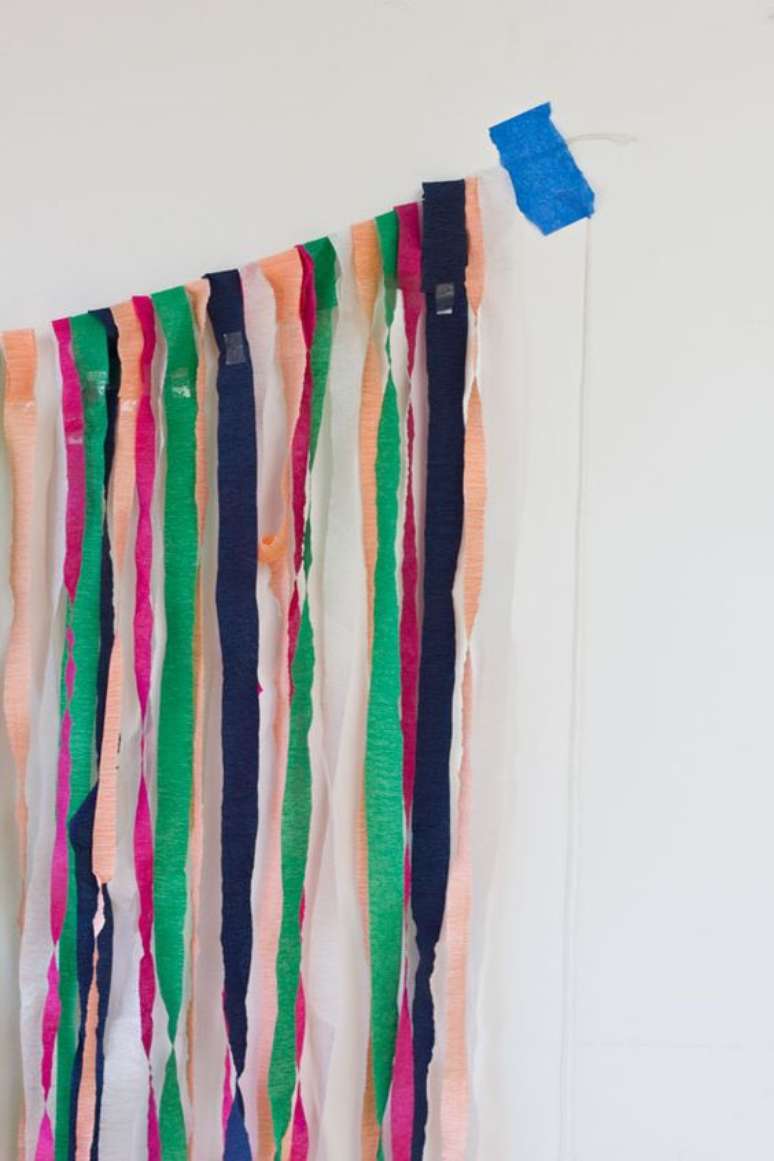 15. Cortina de papel crepom colorida para decorar o ambiente – Por: Studio Diy
