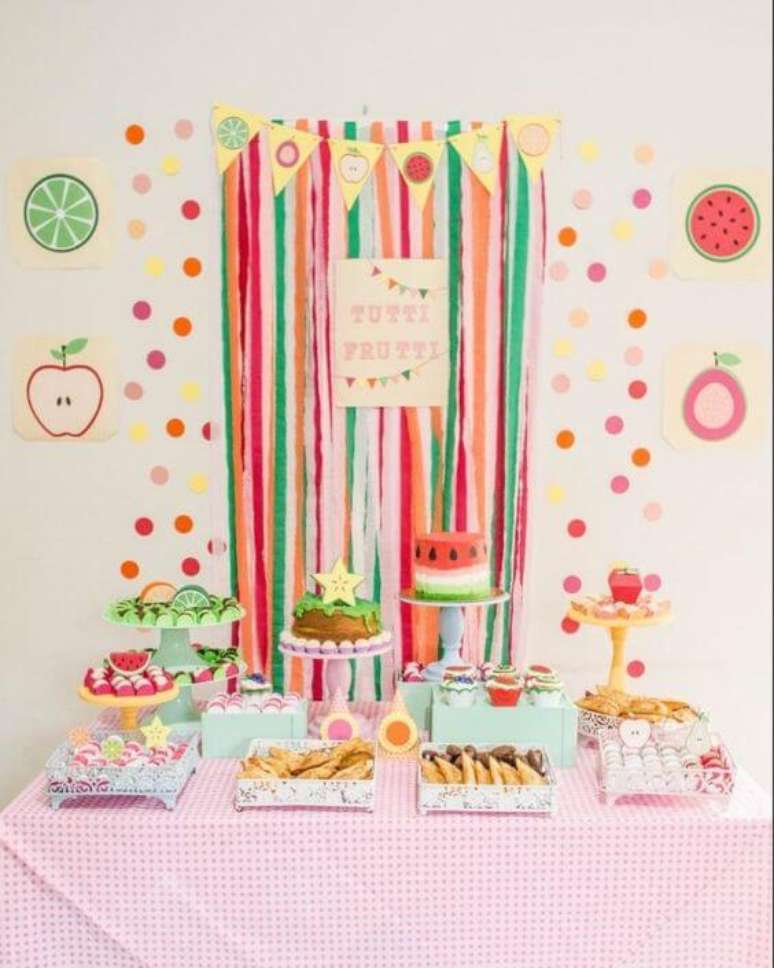 16. Cortina de papel crepom com tema de frutas &ndash; Por: Tua Casa