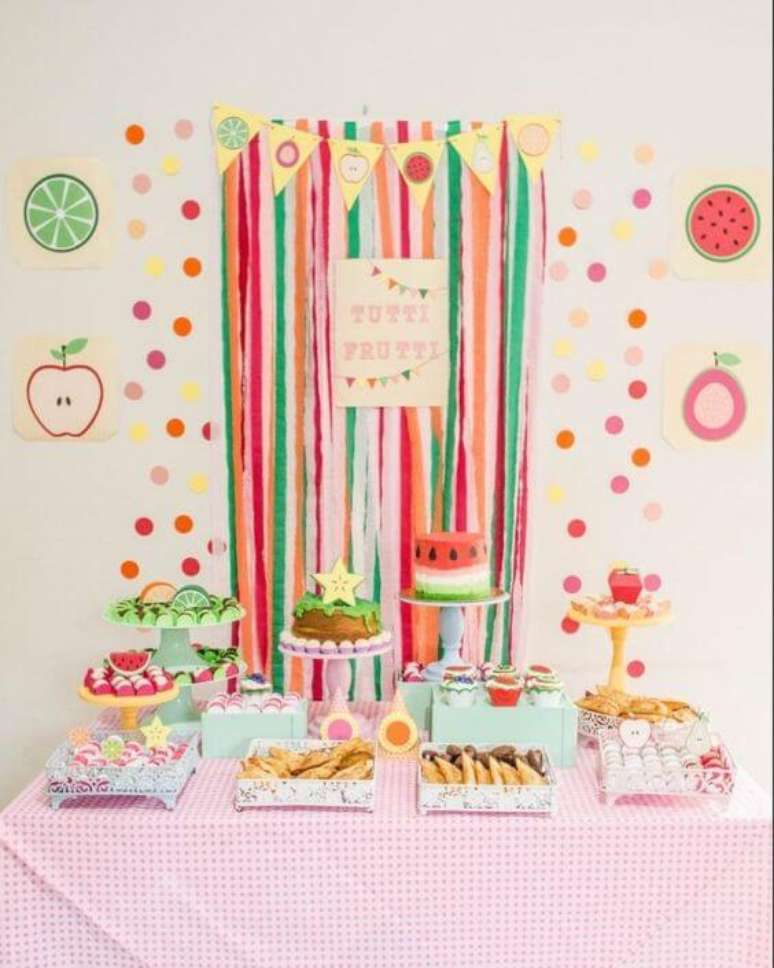 16. Cortina de papel crepom com tema de frutas – Por: Tua Casa