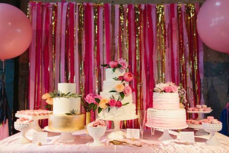 17. Use a cortina de papel crepom com fita dourada para decorar a mesa de doces linda e bem decorada – Por: Green Wedding Shoes