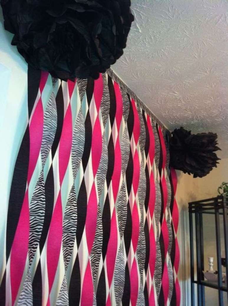 18. Como fazer cortina de papel crepom enrolado é fácil e lindo para sua festa – Por: Espaço Infantil