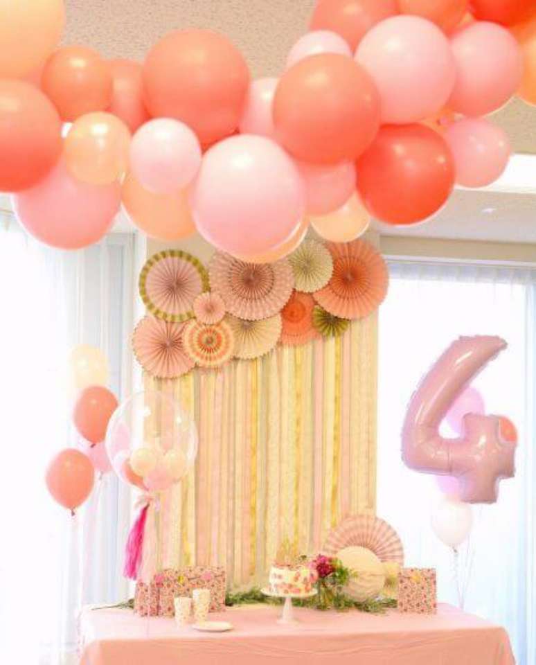 20. Bal&otilde;es e flores de papel s&atilde;o lindas para combinar com a cortina de papel crepom! &ndash; Por: Archdays