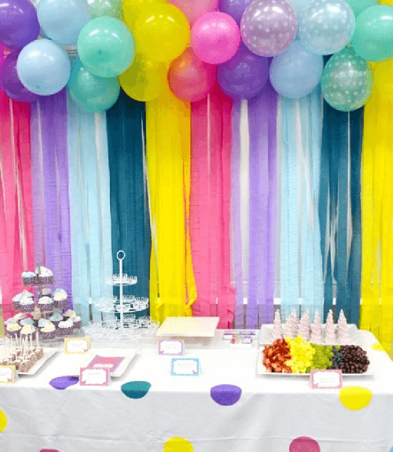 21. A cortina de papel crepom para festa de aniversário alegra a decoração com as cores lindas – Por: Pintrest