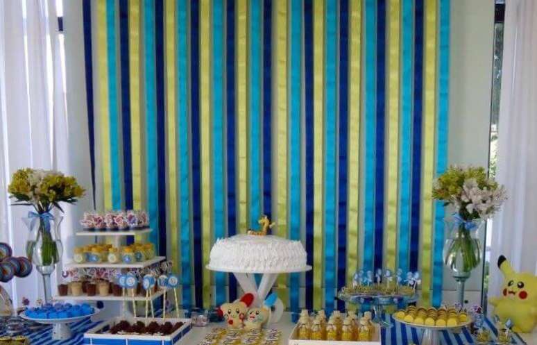 22. A decoração com a cortina de papel crepom azul e branco fica ainda mais linda para a mesa do bolo – Por: Elo7