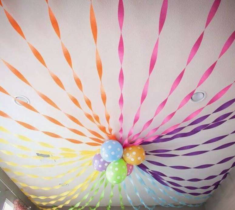 26. Decoração com cortina de papel crepom colorido no teto, decorado com balões – Por: Pinterest