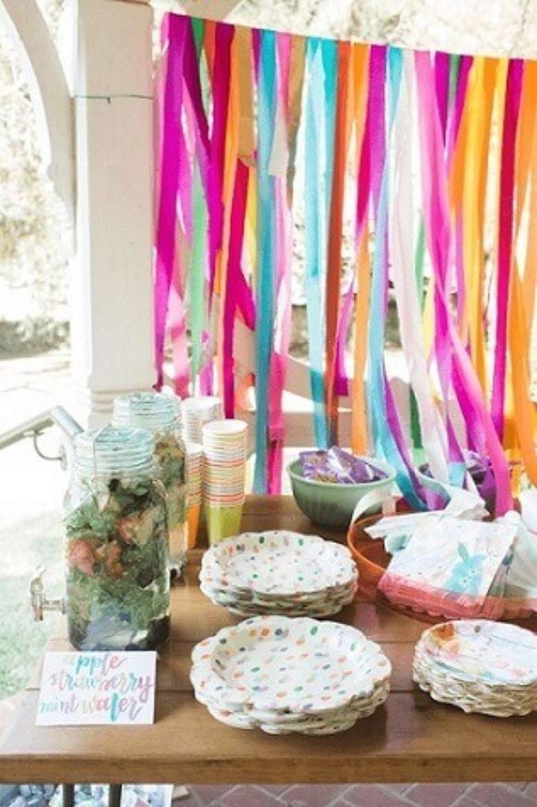 28. Cortina de papel crepom colorido para decorar a festa de aniversário – Por: Elitflat