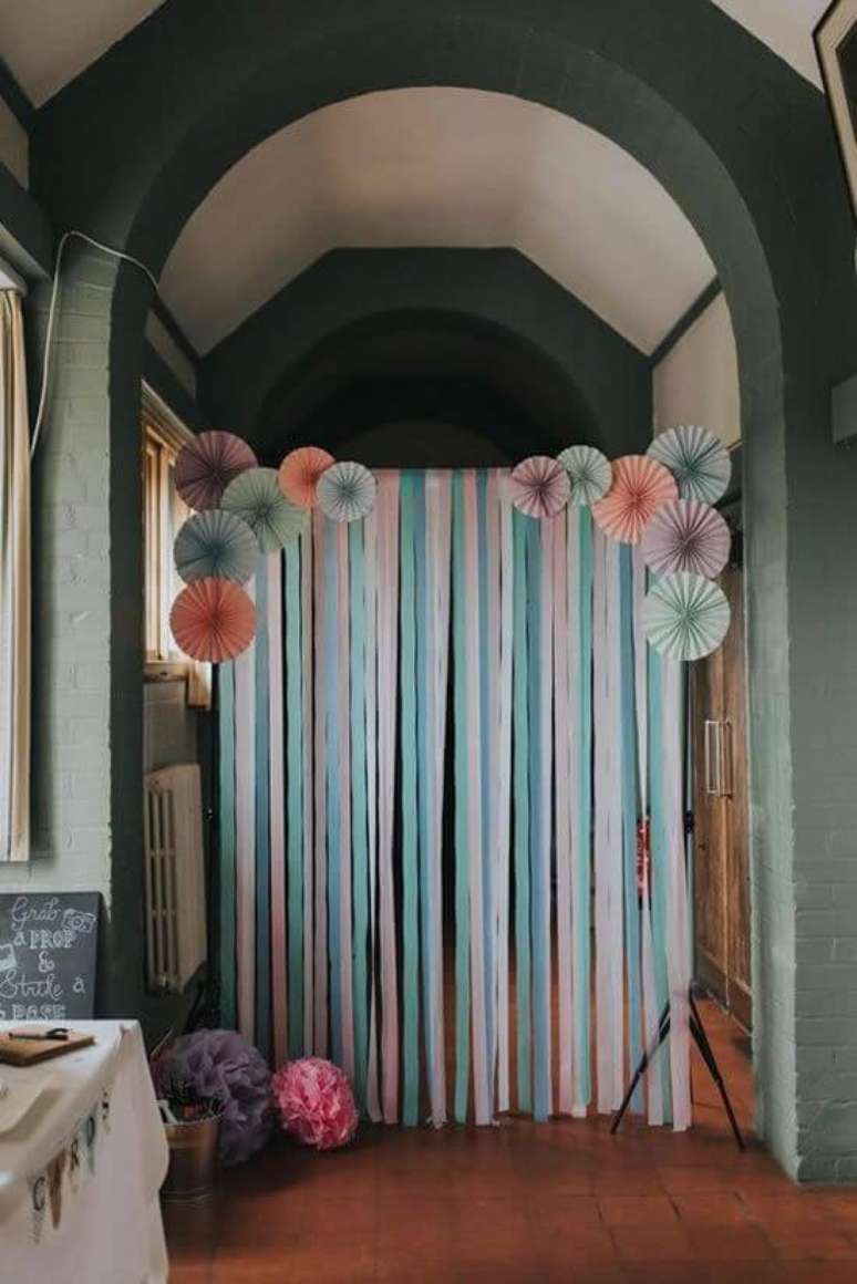 31. Decora&ccedil;&atilde;o de casa com cortina de papel crepom &ndash; Por: como Fazer em casa