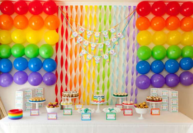 5. Decoração de festa com cortina de papel crepom colorida e balões combinando – Por: Bela Pequena