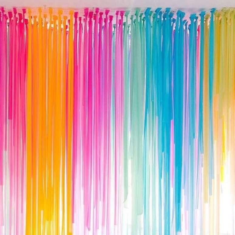 36. Degradê de cores na cortina de papel crepom – Por: Instagram