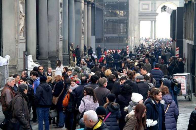 Movimentação em frente às Gallerie degli Uffizi, em Florença