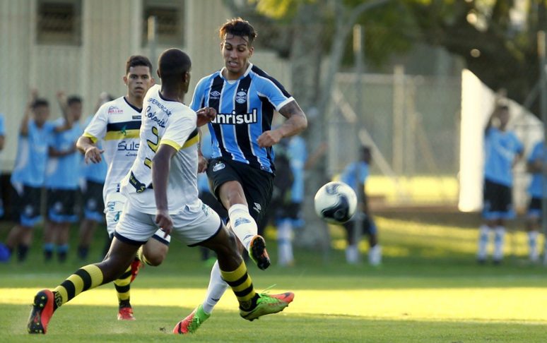 Ezequiel Esperón morreu ao se apoiar em grade de prédio, que cedeu (Foto: Reprodução/Grêmio)