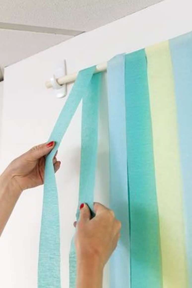 40. Como fazer cortina de papel crepom em casa – Por: Como fazer em casa