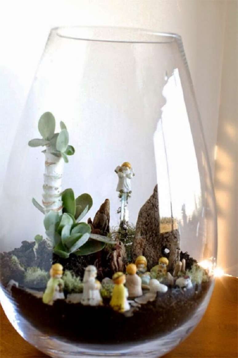 40. Que tal estruturar sua decoração natalina dentro de um terrário? Fonte: Pinterest