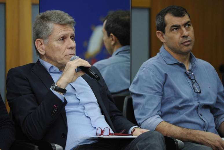 Paulo Autuori, executivo de futebol do Santos, e Fábio Carille, técnico do Corinthians, sentaram lado a lado (Foto: Rodrigo Corsi/FPF)