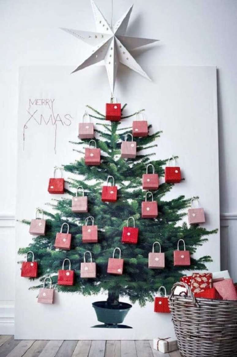 50. A árvore de Natal foi feita com bolsinhas de papel. Fonte: Pinterest