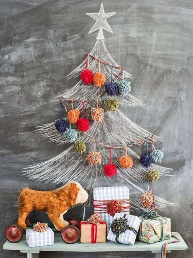 9. A árvore de Natal na parede foi feita com giz branco. Fonte: Pinterest