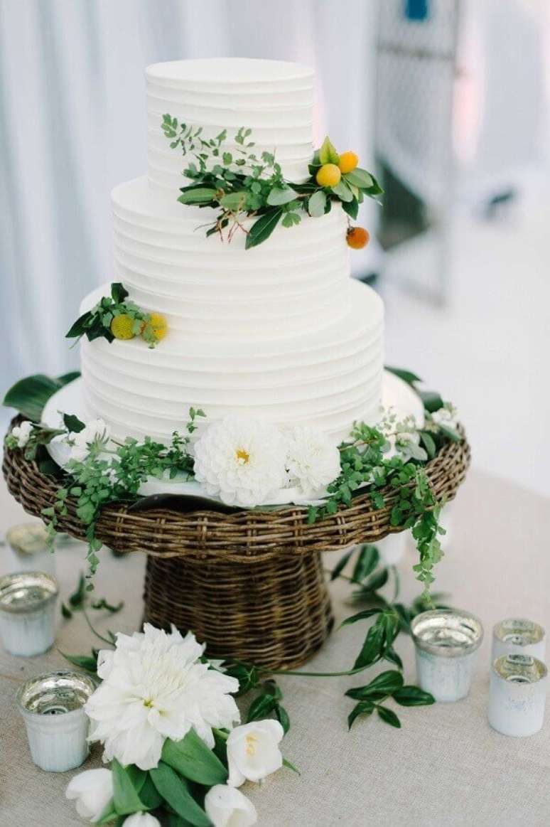 20. Lindo bolo de casamento 3 andares todo branco decorado com flores e folhas – Foto: Inside Weddings