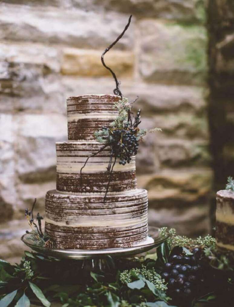 43. Lindo bolo de casamento rústico – Foto: Wedding Cake Flavors
