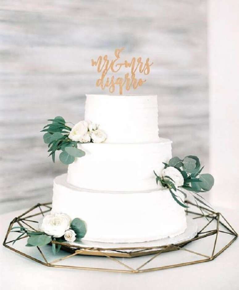 89. Rosas brancas e modelo simples de topo de bolo casamento 3 andares – Foto: Pinterest