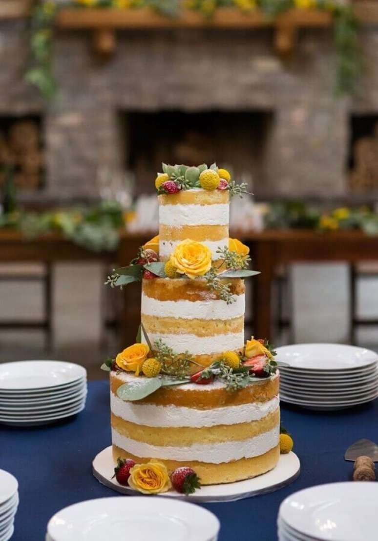 45. Invista em flores mais coloridas para o seu bolo de casamento simples com estilo tropical &ndash; Foto: Pinterest