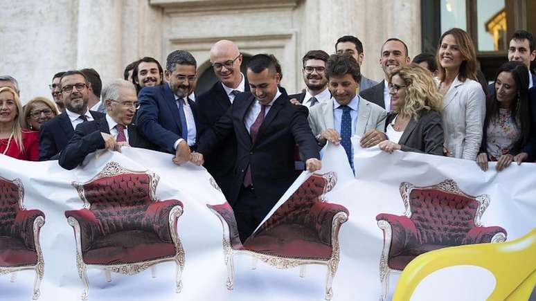 O ministro das Relações Exteriores da Itália e o líder de cinco estrelas Luigi Di Maio (ao centro) comemoraram o corte de cadeiras diante do Parlamento, em Roma