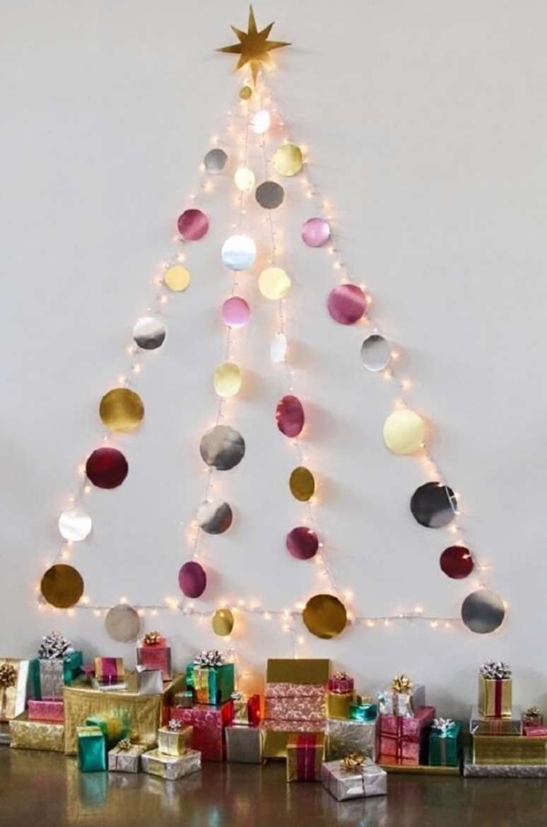45. A árvore de Natal na parede foi feita com pisca pisca e bolinhas metálicas. Fonte: Pinterest