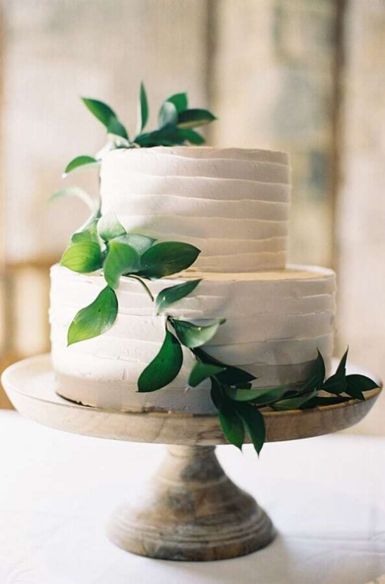 58. Bolo de casamento simples decorado com folhagem – Foto: Wedding Dresses