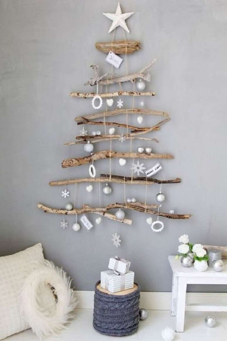 46. A árvore de Natal na parede foi feita com galhos. Fonte: Pinterest