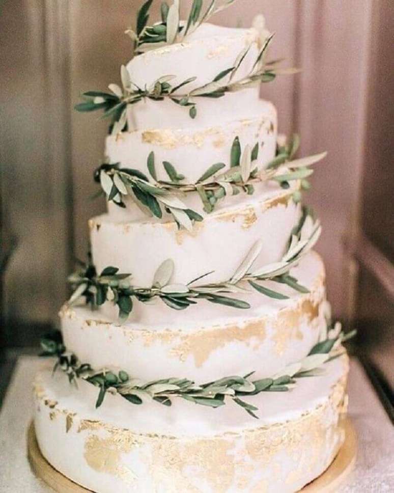 78. Modelo de bolo de casamento decorado com folhas – Foto: Pinterest